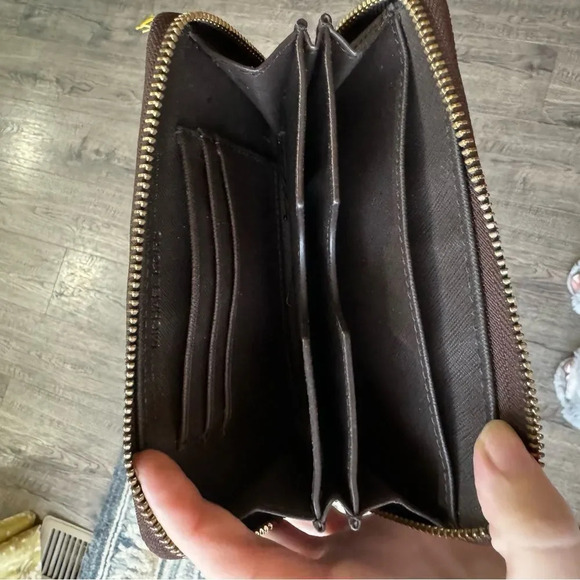 Michael Kors Leather Signature Logo Zip Around Wallet - Picture 6 of 8